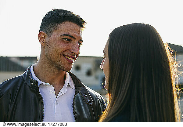 Freund lächelt beim Anblick seiner Freundin im Freien