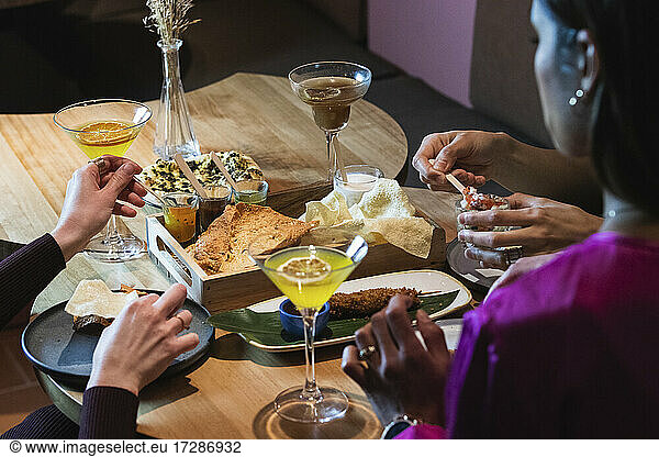 Freunde beim Essen und Trinken im Restaurant