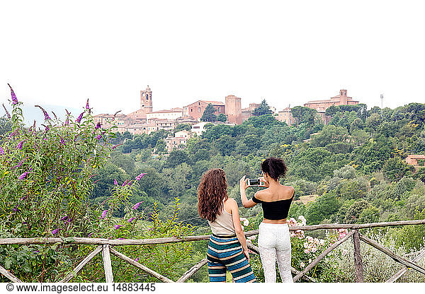 Freunde beim Fotografieren von Ansichten  Città della Pieve  Umbrien  Italien