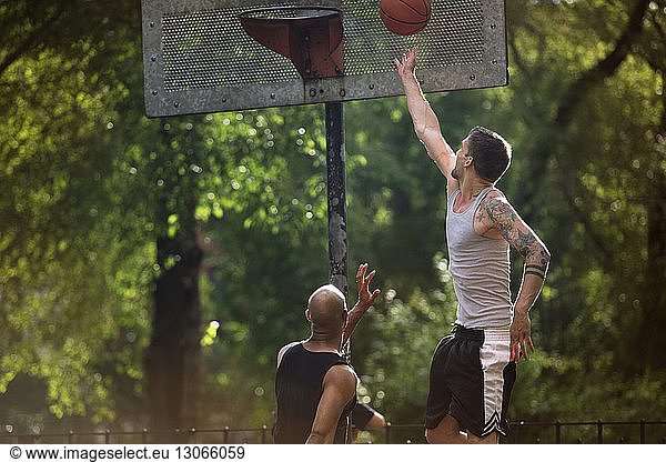 Freunde üben Basketball vor Gericht