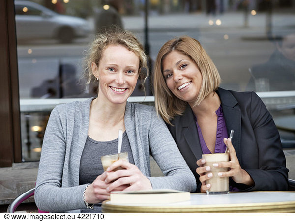Freunde im Kaffeehaus