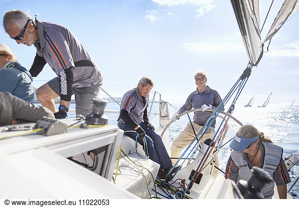 Freunde im Ruhestand segeln