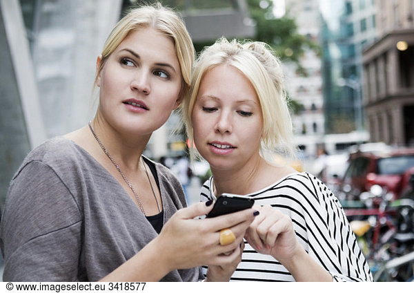 Freunde mit Telefon