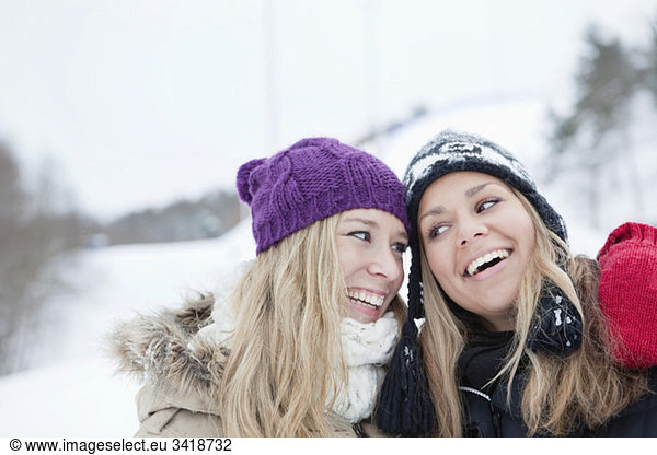 Freunde mit Winterkleidung