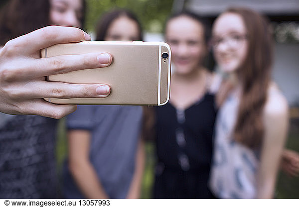 Freunde nehmen Selfie mit Smartphone