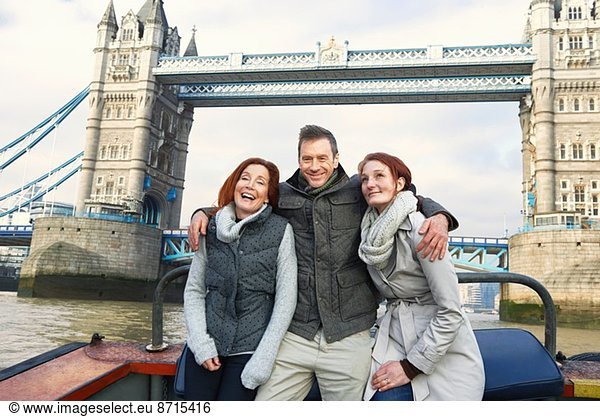 Freunde Sightseeing auf der Themse  London  UK