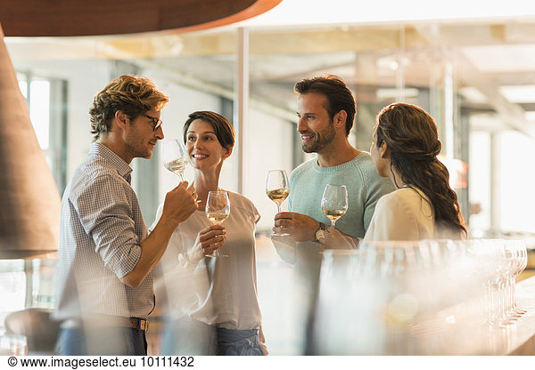 Freunde Weinverkostung Weißwein im Weinkeller