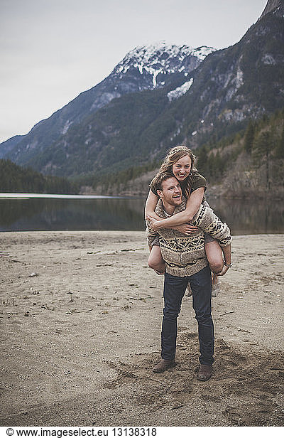 Freundin im Huckepackverkehr gegen Berge im Silver Lake Provincial Park