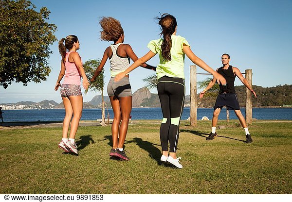 Freundinnen beim Training im Park mit Personal Trainer  Rio De Janeiro  Brasilien