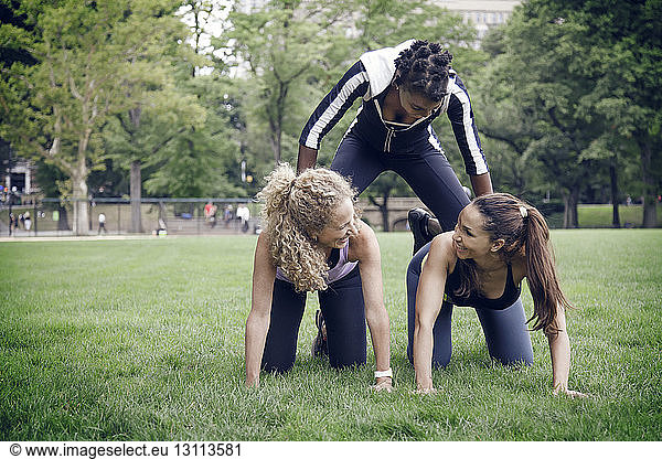 Freundinnen trainieren im Park
