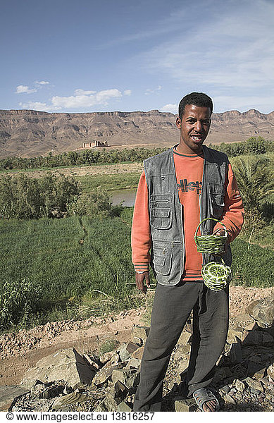 Freundlich lächelnder junger Mann verkauft frische Datteln am Ksar von Tamnougalt  Draa-Tal  Marokko