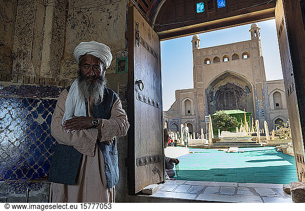 Freundlicher alter Mann im Heiligtum von Khwaja Abd Allah  Herat  Afghanistan  Asien