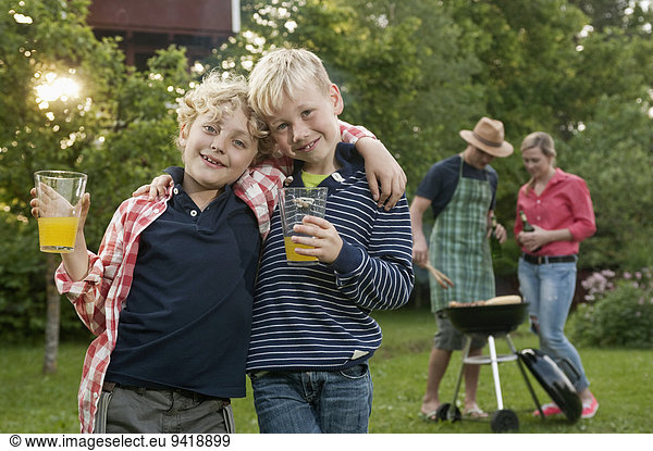 Freundschaft Junge - Person Menschliche Eltern Garten Grillparty