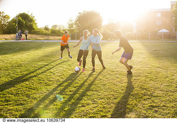 Freundschaft Sonnenuntergang Fußball spielen