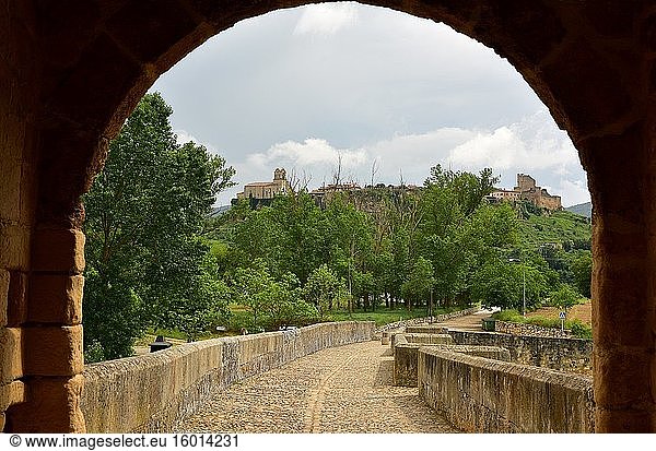 Frias von der mittelalterlichen Brücke (romanisch). Provinz Burgos  Kastilien und Leon  Spanien.