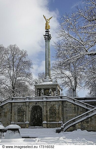 Friedensengel oder Friedensdenkmal über der Prinzregent-Luitpold-Terrasse in den Maximiliansanlagen  winterlich verschneit  München  Oberbayern  Bayern  Deutschland  Europa