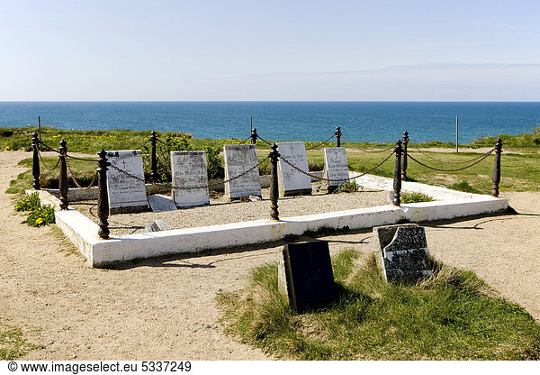 Friedhof der Kirche von Maarup  wo die Nordsee pro Jahr 1  25 Meter von der Küste abträgt  L¯nstrup  Dänemark  Europa