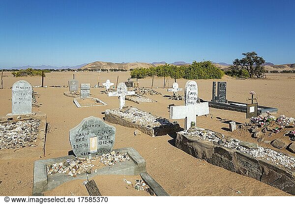 Friedhof in der abgelegenen Siedlung De Riet am Rande des Aba-Huab-Flusses  Damaraland  Kunene-Region  Namibia  Afrika