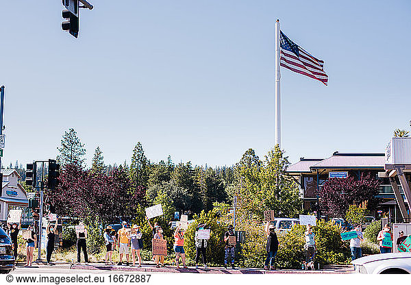 Friedliche Demonstration in Grass Valley  Kalifornien potographed b