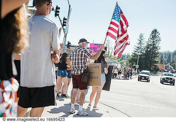 Friedliche Demonstration in Grass Valley  Kalifornien potographed b