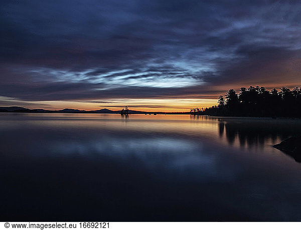 friedliche ruhige Sonnenaufgangsszene am Millinocket Lake  Maine