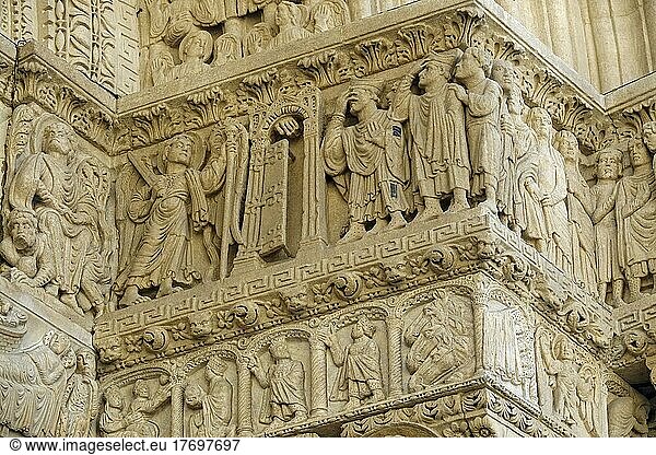 Fries  romanische Fassade der ehemaligen Benediktiner-Abteikirche Eglise Saint-Trophime  Arles  Departement Bouches-du-Rhone  Region Provence Alpes Cote d´Azur  Frankreich  Mittelmeer  Europa