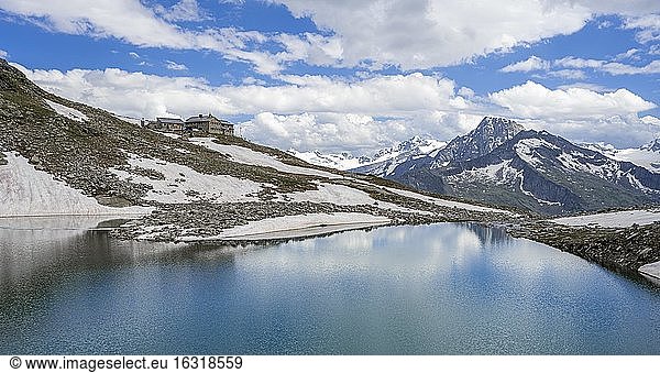 Friesenbergsee with Friesenberghaus in front of snowy mountains  Zillertal Alps  Zillertal  Tyrol  Austria  Europe
