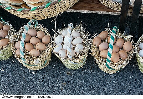 Frische Bio-Eier vom Bauernhof im Strohkorb