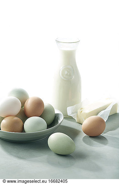 Frische Eier  Butter und Milch vom Bauernhof bis zum Tisch