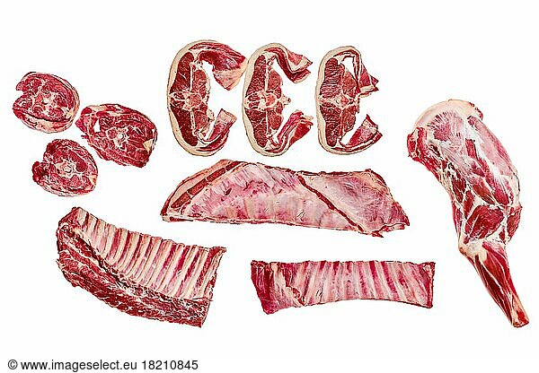 Frische Lammfleischstücke. Verschiedene Teile von Hammelfleisch vor weißem Hintergrund