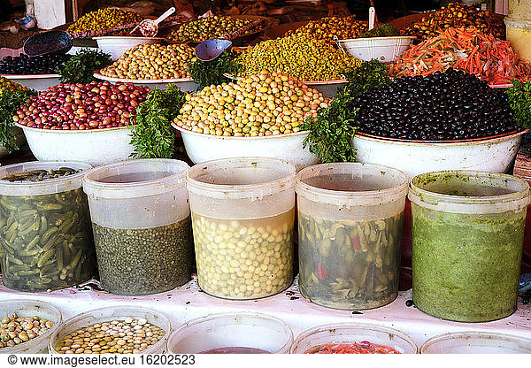Frische Lebensmittel zum Verkauf auf dem marokkanischen Markt