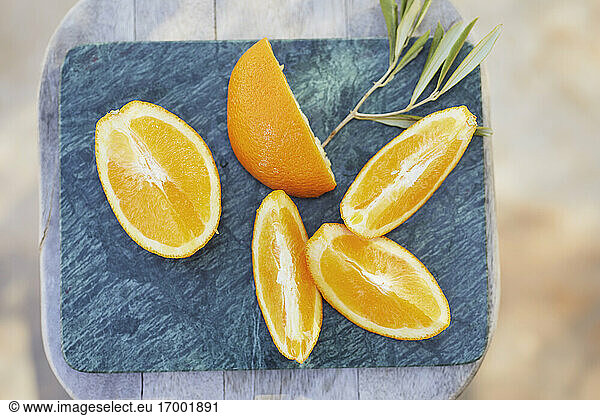 Frische Orangenscheiben auf Marmortablett