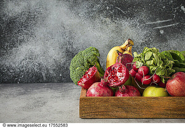Frisches Obst und Gemüse in Holzschale