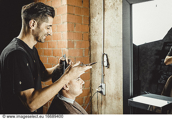 Friseurin und Kosmetikerin in ihrem Friseursalon
