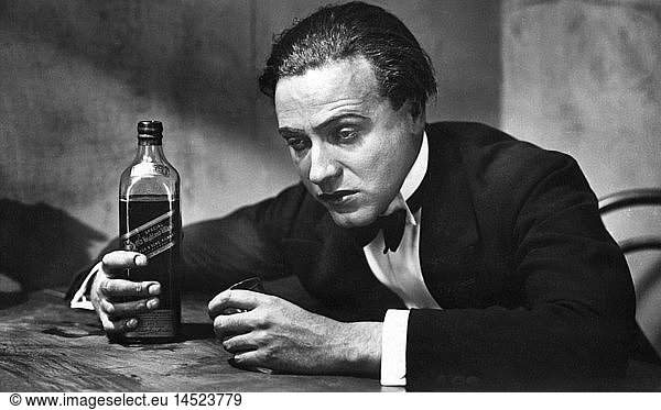 Fritsch  Willy  27.1.1901 - 13.7.1973  dt. Schauspieler  Halbfigur  Szene aus dem Film 'Spione'  DEU 1928  Postkarte