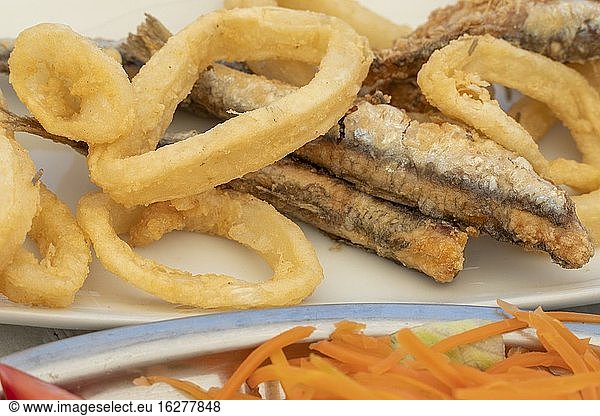 Frittierte Calamari und Fische im Chiringuito Spanien.