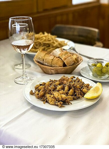 Frittierte kleine Tintenfische mit Zitrone und Weißbrot  Mallorca  Puerto Andratx  Mallorca  Spanien  Europa