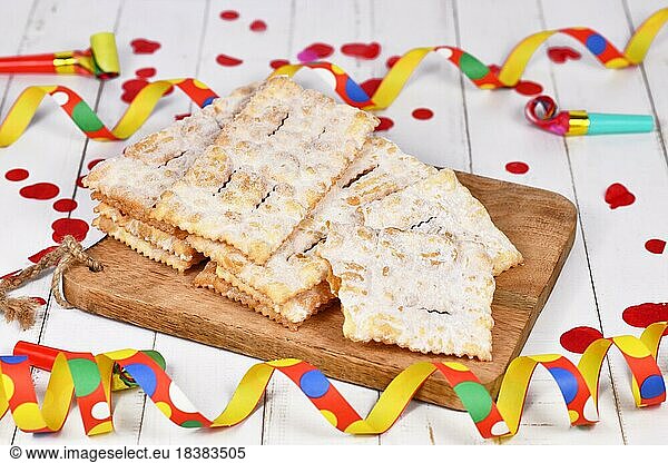 Frittierter italienischer Dessertsnack für die Karnevalszeit  je nach Region Galani  Chiacchiere oder Crostoli genannt. Auch bekannt als Angel Wings Gebäck
