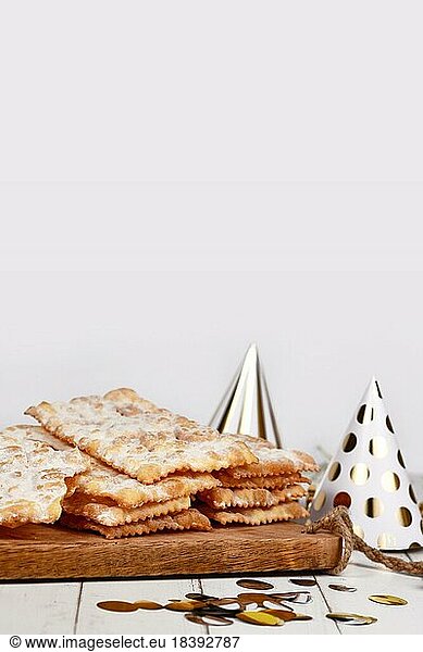Frittierter italienischer Dessertsnack für die Karnevalszeit  je nach Region Galani  Chiacchiere oder Crostoli genannt. Auch bekannt als Angel Wings Gebäck