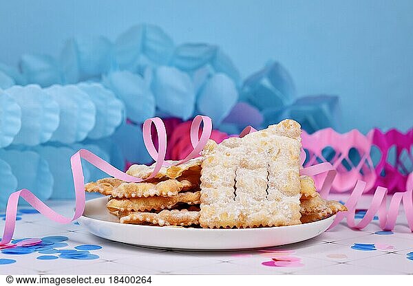 Frittierter italienischer Dessertsnack für die Karnevalszeit  je nach Region Galani  Chiacchiere oder Crostoli genannt. Auch bekannt als Angel Wings Gebäck