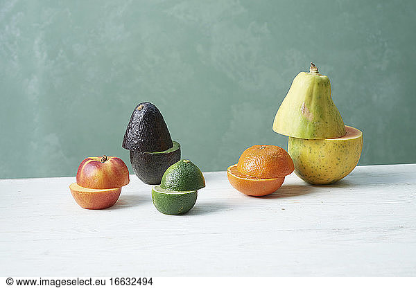 Fruchtstilleben mit halbierten Früchten