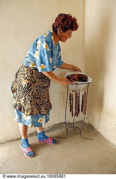 Fruchtsujukh  nicht zu verwechseln mit der Fleischvariante  wird aus geschälten Walnüssen hergestellt  die in Traubensirup getaucht werden  bis sie eine dicke und zarte Schicht bilden. Armenien. Foto: Andr? Maslennikov