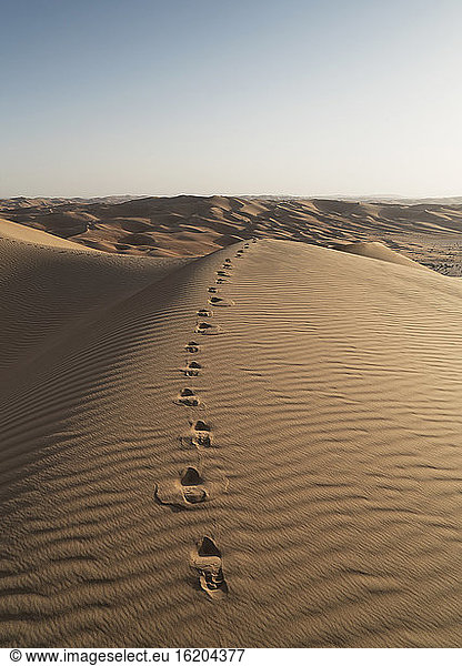 Fußabdrücke auf einer riesigen Sanddüne in der Wüste Empty Quarter  zwischen Saudi-Arabien und Abu Dhabi  VAE