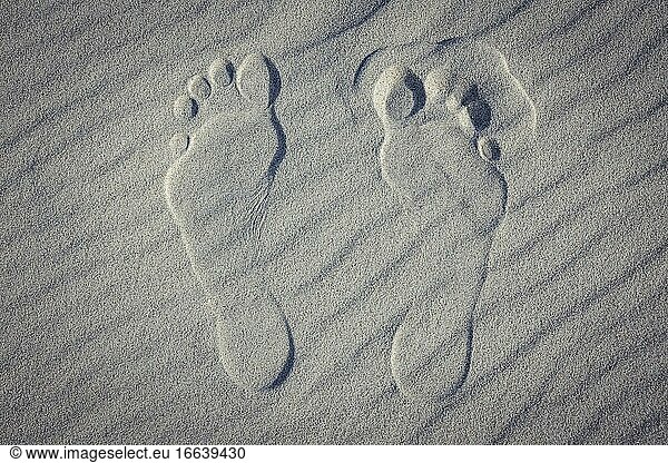 Fußabdrücke im Sand am Strand von Debki  Ostseeküste in Polen.