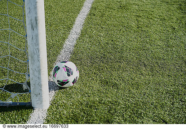Fußball Fußballtore und Ball auf sauberen leeren grünen Feld