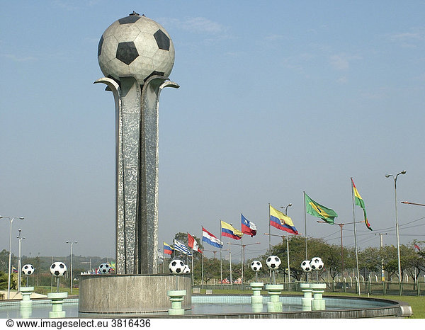 Fußballbrunnen vor dem Südamerikanischen Fußballverband (Confederacion Sudamericana de Futbol) Hauptsitz in Asuncion  Paraguay