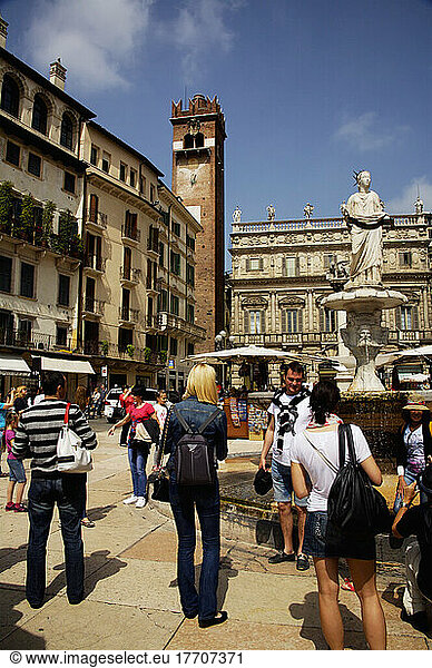 Fußgänger auf dem Stadtplatz; Verona  Italien