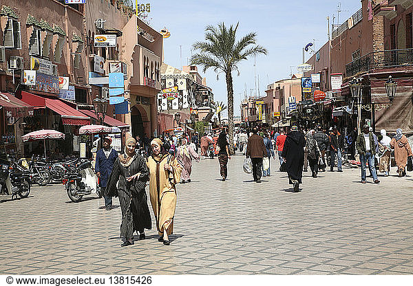 Fußgänger Rue Bab Agnaou  Marrakech  Marokko  Nordafrika