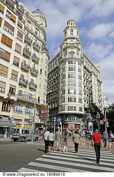 Fußgänger  Straßenszene  San Vicente Martir  Straße  Valencia  Valencianische Gemeinschaft  Spanien  Europa