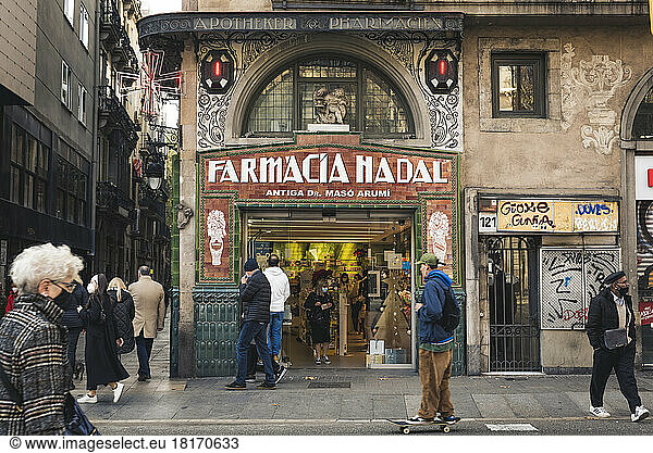 Fußgänger und Einkäufer im Apothekengeschäft in La Rambla  Barcelona  Spanien; Barcelona  Spanien